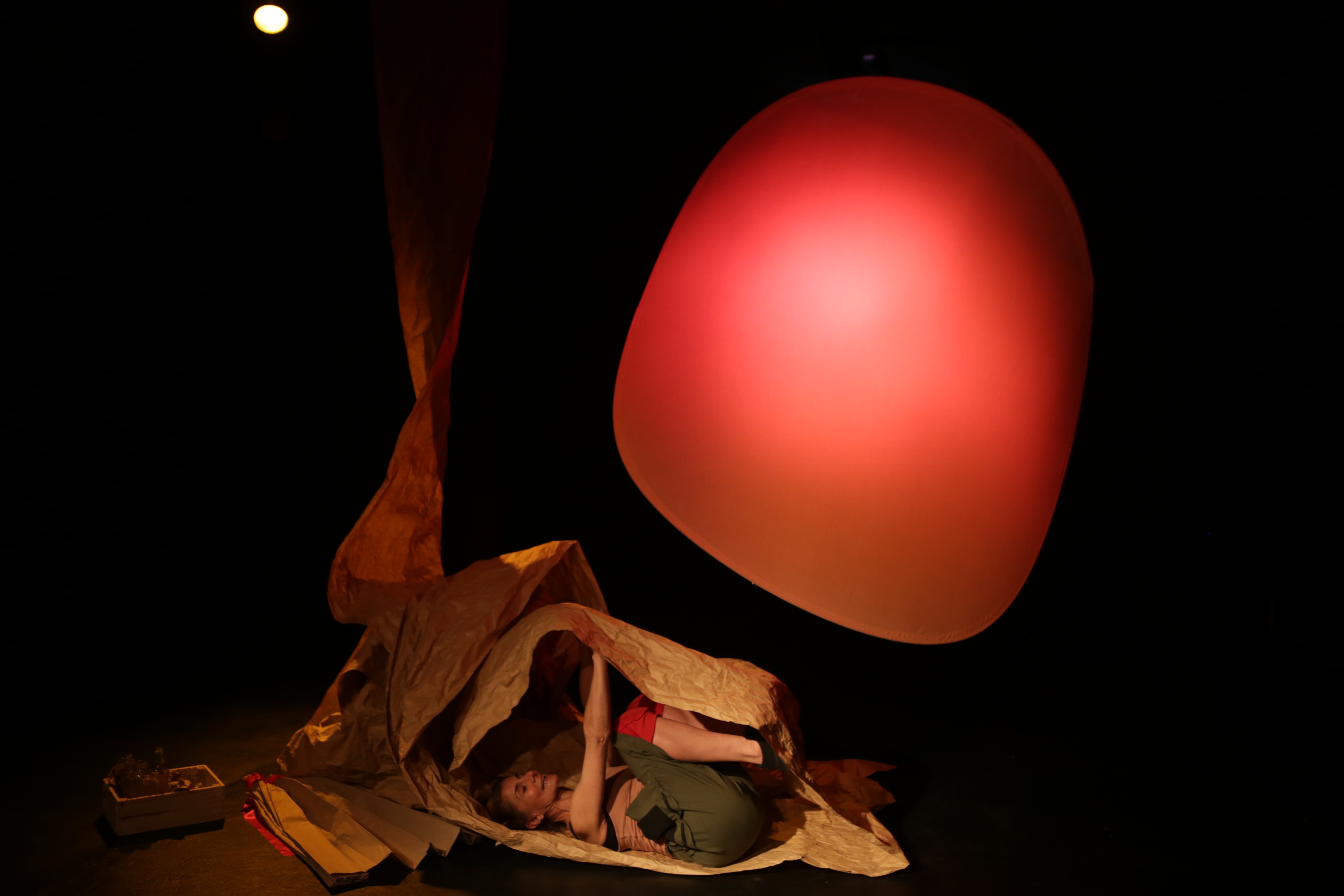 Gabriela Pérez Cubas en "¿Cuánta tierra ocupa un cuerpo?" Fotografía de Gonzalo Celasco. 